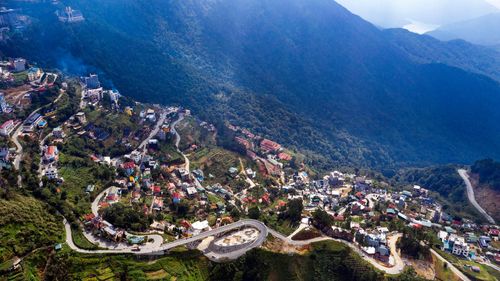  Trong báo cáo tình hình phát triển kinh tế - xã hội năm 2019, UBND thị trấn Tam Đảo thừa nhận những hạn chế còn tồn tại ở địa phương như: Kết cấu hạ tầng cơ sở chưa đồng bộ, nhiều tuyến đường nội thị đang xuống cấp, nước thải chảy tràn trên mặt đường gây ô nhiễm. Mô hình du lịch cộng đồng phát triển mạnh nhưng chỉ tự phát. Lượng du khách tăng đột biến gây ùn, tắc giao thông và ảnh hưởng lớn đến vệ sinh môi trường… 