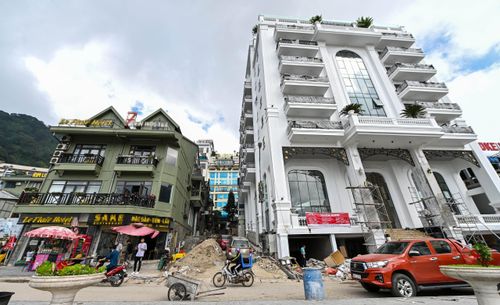  Đồ ăn ở Tam Đảo cũng gây nhiều tranh cãi. Một số du khách cho biết họ phải ăn những món "không khác gì ở thành phố" nhưng với giá cao. Vấn đề vệ sinh thực phẩm tại những hàng quán ven đường đầy khói bụi cũng khiến nhiều người tỏ ra lo ngại. 