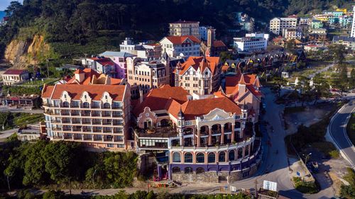  Khách du lịch tìm đến với cảnh quan thiên nhiên Tam Đảo nhưng lại gặp những công trình xây dựng giống như những khu đô thị khác. Đức Anh, quản trị một nhóm du lịch với hơn 1 triệu thành viên, không lường trước viễn cảnh về một thị trấn lộn xộn khi tới đây. "Tam Đảo trong mình là một thị trấn kiêu hãnh trên sườn dốc và sương mù. Nhưng nhà quản lý đã ép nơi này phải phát triển quá nhanh để hút du khách", anh nói. Theo Đức Anh, Tam Đảo hiện tại chỉ còn là một điểm du lịch thiếu đi bản sắc, nơi vui chơi hỗn tạp với những mô hình chụp ảnh có thể bắt gặp ở bất kỳ nơi nào. 