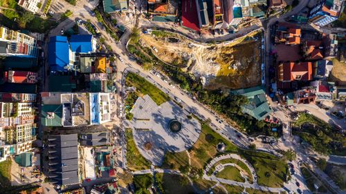  Ngay sát quảng trường Tam Đảo là một khu đất được quây tôn thi công. Phía ngoài, chủ đầu tư quảng cáo một công trình khách sạn với quy mô trên 10 tầng cùng những tiện ích xa xỉ. 