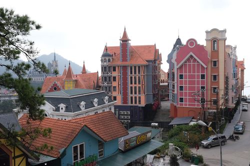 Khung cảnh nhìn từ sườn núi gần khách sạn Thác Bạc, thập niên 1920 và tròn 100 năm sau với hàng trăm khách sạn lớn nhỏ được xây mới chắn hết cảnh quan núi rừng.