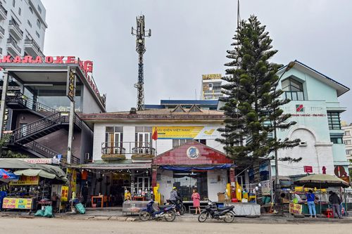 Bưu điện của khu nghỉ mát Tam Đảo thời thuộc địa và nay là Bưu cục cấp 3 Tam Đảo Núi thuộc hệ thống Bưu điện tỉnh Vĩnh Phúc.