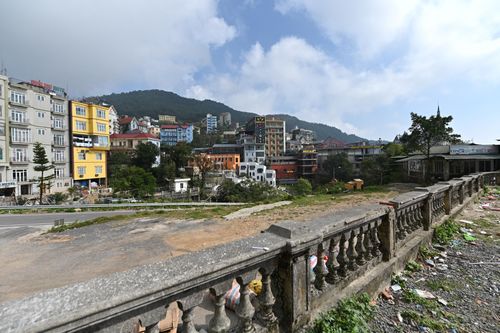 Một góc Tam Đảo nhìn từ phía gần quảng trường với hàng loạt biệt thự nghỉ dưỡng được xây dựng tại những vị trí đắc địa đầu thế kỷ 20. Hơn 100 năm sau những ngôi biệt thự hầu như đã biến mất do tác động của chiến tranh, thay vào đó là hàng trăm khách sạn lớn nhỏ.