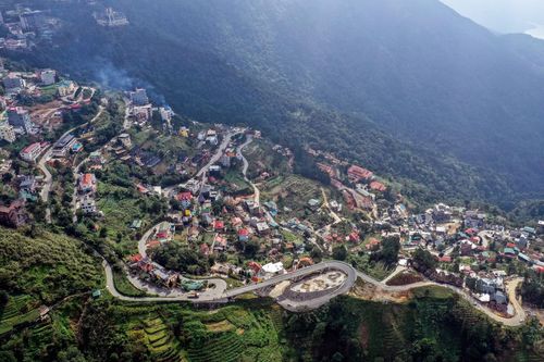Thị trấn Tam Đảo (Vĩnh Phúc) được người Pháp khởi công xây dựng từ năm 1906 với mục đích ban đầu làm trạm nghỉ mát mùa hè với quy mô 100 biệt thự lớn nhỏ, sân vận động, bể bơi, nhà thờ. Đến nay, trải qua hơn 100 năm với nhiều biến cố lịch sử, những biệt thự Pháp cổ dần biến mất thế chỗ vào đó là gần 200 cơ sở lưu trú với hơn 3.000 phòng nghỉ.
