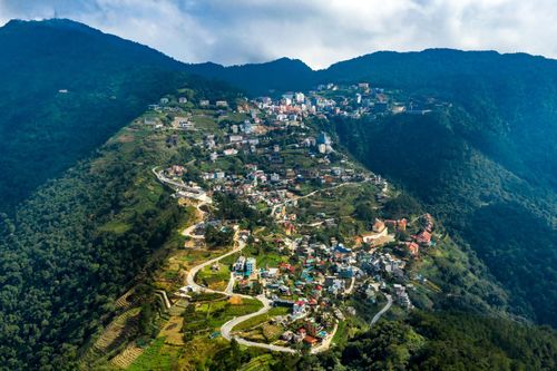 Toàn cảnh Tam Đảo năm 1935 nhìn từ máy bay. Thời điểm này có khoảng 60 khu biệt thự đã được xây dựng. Đến năm 2020, theo báo cáo sơ bộ của UBND thị trấn Tam Đảo, hiện nay khu du lịch này có gần 170 cơ sở lưu trú với hơn 3.000 phòng nghỉ, hầu hết trong số này là khách sạn từ 2 đến 4 sao.