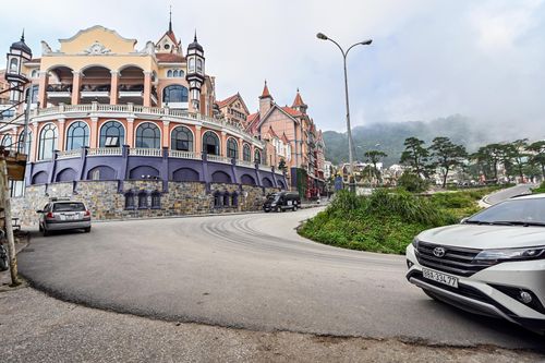 Khung cảnh bến xe Tam Đảo, cách khách sạn Thác Bạc khoảng 150 m, khoảng năm 1935 và nay với nhiều đổi thay.