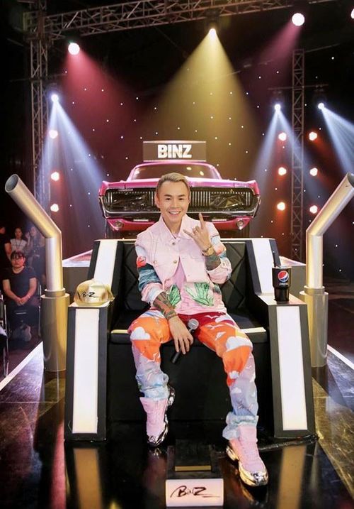 Binz khi làm huyến luyện viên chương trình Rap Việt. Ảnh: Vie Channel.