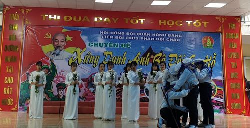 Phần ca cảnh "Bài ca chiến thắng" rất xúc động