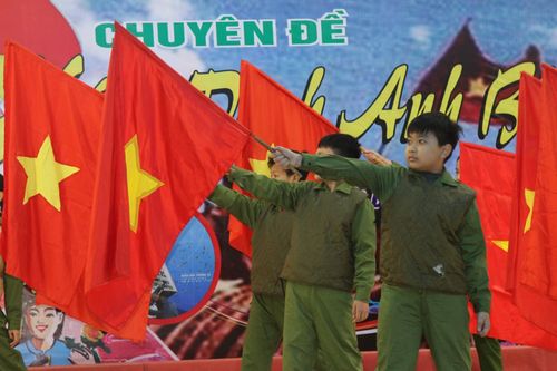 Chuyên đề '“Xứng danh anh bộ đội Cụ Hồ" là dịp để HS Trường THCS Phan Bội Châu cùng nhau ôn lại những truyền thống vẻ vang của Quân đội nhân dân Việt Nam