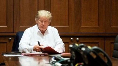 Ông Trump làm việc trong bệnh viện khi điều trị COVID-19