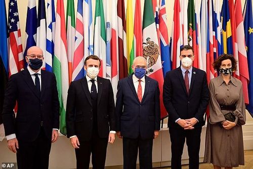 Ông Macron tham gia nhiều cuộc họp trước khi được chẩn đoán mắc COVID-19. Ảnh: AP