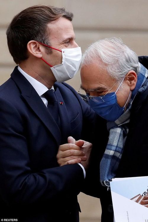 Ông Macron bắt tay người đứng đầu Tổ chức Hợp tác và Phát triển Kinh tế, Angel Gurria. Ảnh: Reuters
