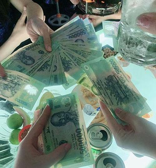 Khoe tiền trong bar.
