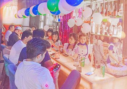 Khách đến bar chỉ để đốt thời gian, tìm quên chứ không tìm say.