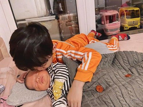 Bé Tỏi được bố mẹ nhận xét là đứa trẻ sống tình cảm, rất thích ôm hôn em trai.