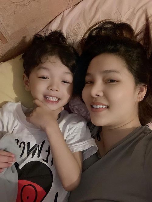 Dù đôi lúc nóng giận vì sự hiếu động, nghịch ngợm của bé Tỏi nhưng Kỳ Hân vẫn rất thương con.