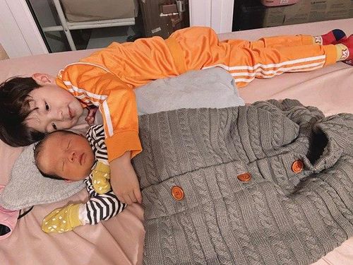 Hình ảnh đáng yêu của 2 con khiến Mạc Hồng Quân phải thốt lên đây là "tài sản lớn" của anh.