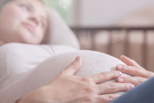 Nếu thai phụ phát triển bệnh thủy đậu cấp tính, việc điều trị thủy đậu ở phụ nữ mang thai sẽ được tiến hành ngay - Ảnh: mom365