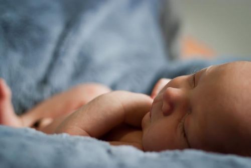 Bác sĩ có thể cân nhắc điều trị cho em bé bằng kháng thể thủy đậu được gọi là globulin miễn dịch - Ảnh: gatewayfoundation