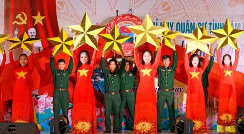 Đội Tuyên truyền xung kích lực lượng vũ trang tỉnh biểu diễn văn nghệ phục vụ các dịp sinh hoạt chính trị của lực lượng vũ trang và bà con nhân dân trên địa bàn tỉnh. Ảnh: Chính Thành