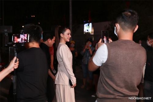 Vóc dáng mảnh mai của bà mẹ một con gây chú ý.