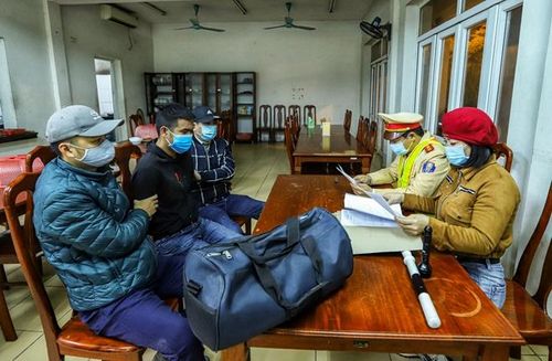Lực lượng chức năng lấy lời khai đối tượng Công.