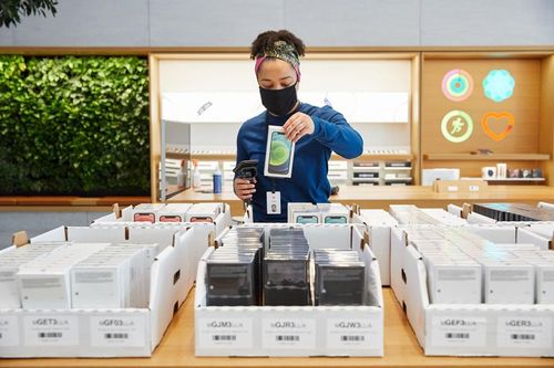iPhone 12 không nâng cấp quá mạnh mẽ nhưng vẫn đang cháy hàng dịp cuối năm. Ảnh: Apple.