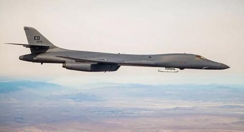 Máy bay ném bom B-1B với nguyên mẫu tên lửa AGM-183A trong chuyến bay thử nghiệm.