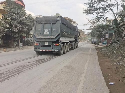 Xe trọng tải lớn trên Quốc lộ 70 tuyến Yên Bái - Đoan Hùng (Phú Thọ) phóng nhanh, đường nhỏ… gây nguy hiểm cho người tham gia giao thông.