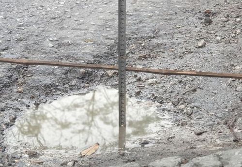 Các xe có trọng tải lớn lưu thông trên Quốc lộ 70 khiến mặt đường hư hỏng nặng.