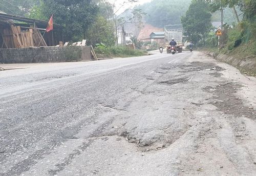 Nhiều vị trí sụt lún sâu gần 20cm, chiều dài cả trăm mét.