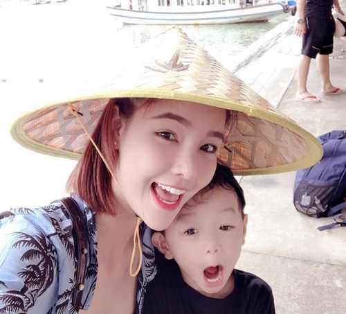 Mới đây, cô tiếp tục hạ sinh con trai thứ 2. Dù dịch COVID-19 đi lại khó khăn nhưng Mạc Hồng Quân vẫn kịp có mặt tại Séc để cùng vợ vượt cạn.