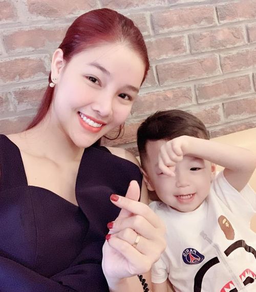Tháng 6 năm nay, Kỳ Hân sang Cộng hòa Czech để dưỡng thai và gần gũi con trai.