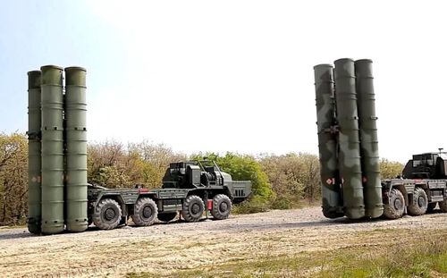 Chỉ riêng tổng số tiền của ba đơn hàng này đã lên tới gần 15 tỷ USD; mặt hàng tên lửa phòng không S-400 có thể được gọi là “Con gà đẻ trứng vàng” mới trong hoạt động buôn bán vũ khí của Nga, sau thời kỳ Nga xuất khẩu ồ ạt chiến đấu cơ Su-30 đi toàn thế giới. Ảnh: Hệ thống phòng không S-400 –– Nguồn: Topwar