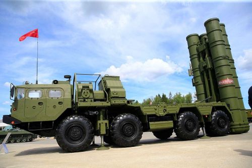 Theo đánh giá của các chuyên gia quân sự, hệ thống phòng thủ tên lửa S-400 của Nga hiện là hệ thống tên lửa phòng không nổi tiếng nhất thế giới cùng với Patriot của Mỹ; sức mạnh toàn diện của nó thậm chí còn mạnh hơn. Ảnh: Hệ thống phòng không S-400 –– Nguồn: Topwar