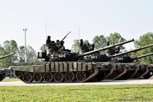 Đối với một số nước đang phát triển, có ngân sách quốc phòng hạn chế, vũ khí, thiết bị quân sự của Nga luôn là sự lựa chọn hợp lý, do vũ khí và thiết bị quân sự của Nga có chất lượng cao và giá cả phải chăng và có nhiều lựa chọn. Ảnh: Xe tăng T-72B1 mà Lào mua của Nga, duyệt binh hồi tháng 1/2019 - Nguồn: Topwar