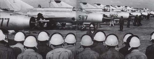 Rõ ràng, trong mắt người Mỹ, MiG-21 là một trong 20 vũ khí bất khả chiến bại. Sở dĩ có nhận định này là do tiêm kích MiG-21 đã lập nhiều kỷ lục. Ví dụ, trong Chiến tranh Việt Nam năm 1966, MiG-21 đã hoạt động tốt. Từ tháng 5 đến tháng 12/1966, tổng cộng đã có 47 máy bay Mỹ bị bắn hạ bởi tiêm kích MiG-21. Ảnh: Đoàn không quân "Sao Đỏ" trang bị MiG-21, đơn vị Anh hùng LLVTND - Nguồn: LSQSVN.