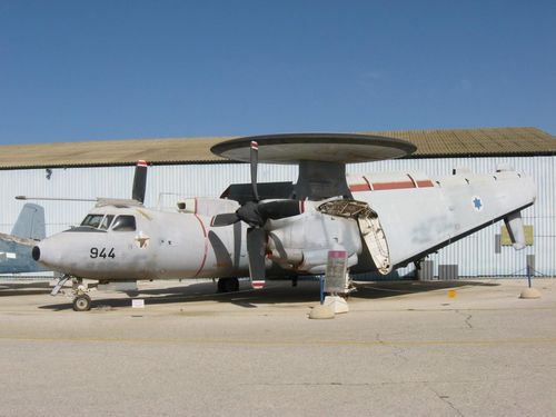 Có thể thấy, thất bại của Không quân Syria không chỉ do MiG-21 đã bắt đầu lạc hậu, mà còn do thiếu máy bay cảnh báo sớm trên không, hoặc chỉ huy mặt đất tốt. Nếu Không quân Syria khi đó, có thể trang bị cho MiG-21 một tên lửa không đối không mạnh hơn, kết quả không chiến có thể hoàn toàn khác. Ảnh: Máy bay cảnh báo sớm E-2C của Israel, trong cuộc chiến tại thung lũng Bekaa - Nguồn: Wikipedia