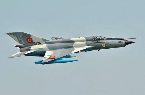 MiG-21 là mẫu tiêm kích thế hệ ba có giá thành rẻ, tốc độ cao, khả năng cơ động tốt và không cần bảo dưỡng đặc biệt. Mặc dù có thể đạt tốc độ Mach 2, tuy nhiên cấu tạo của MiG-21 rất đơn giản, về cơ bản nó là một động cơ phản lực có cánh để phi công có thể điều khiển, vì vậy nó được nhiều người mệnh danh là “tên lửa có người lái”. Ảnh: Máy bay chiến đấu MiG-21 - Nguồn: Wikipedia