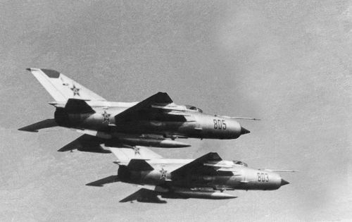 Thời kỳ cao điểm, MiG-21 được trang bị trong không quân 50 quốc gia trên thế giới. Cho đến ngày nay, chiến đấu cơ MiG-21 vẫn được biên chế trong không quân 26 quốc gia, bao gồm Ấn Độ, Trung Quốc, Romania... Vì vậy, bất cứ ai cũng không nên ngạc nhiên nếu họ thấy rằng MiG-21 và các biến thể của nó vẫn đang bay vào năm 2034. Ảnh: MiG-21MF không quân Xô viết - Nguồn: Wikipedia