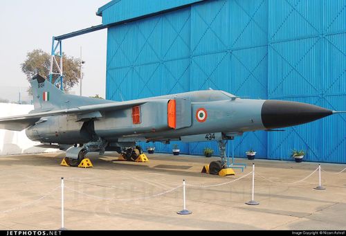 Tiếp theo là việc Ấn Độ mua 70 chiếc MiG-23BN/MF vào năm 1980, đây là loại máy bay chiến đấu "cánh cụp, cánh xòe", được trang bị radar tìm kiếm tầm xa và tên lửa không đối không tầm trung AA-7. Vào thời điểm đó, các nước có trang bị máy bay trang bị tên lửa tầm trung rất hiếm. MiG-23 phục vụ đến năm 2009 và đã loại biên. Ảnh: MiG-23BN/MF của Không quân Ấn Độ - Nguồn: Jet Foto