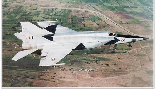 Điều đáng ghen tị hơn là vào năm 1981, Ấn Độ cũng mua 8 máy bay trinh sát MiG-25R/U, với khả năng "gấp đôi" (độ cao 30.000 mét, tốc độ 3 Mach), mặc dù chúng chỉ là máy bay trinh sát thuần túy, không có khả năng tấn công. Ảnh: MiG-25R/U của Không quân Ấn Độ - Nguồn: PTI