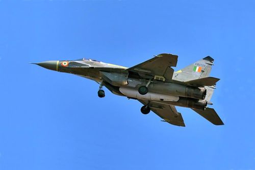 Sau năm 2010, Ấn Độ đã chi gần 900 triệu USD và yêu cầu Nga nâng cấp tuổi thọ trung hạn bằng cách lắp đặt thùng nhiên liệu trên lưng; thay thế radar và động cơ, bổ sung hệ thống điện tử và cảm biến mới, đồng thời tăng khả năng mang tải cũng như tầm bay của nó lên 40%. Ảnh: MiG-29 của Không quân Ấn Độ - Nguồn: PTI