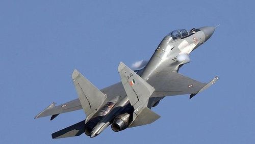 Ấn Độ đề nghị Nga phát triển riêng một mẫu Su-27 cho riêng Không quân Ấn Độ; phiên bản Nga phát triển cho Ấn Độ, sử dụng nhiều thiết bị tiên tiến như radar mảng pha thụ động, động cơ đẩy vectơ, ... và đặt tên là Su-30MKI. Hiện nay máy bay chiến đấu Su-30MKI là xương sống của lực lượng Không quân Ấn Độ. Ảnh: Su-30MKI của Không quân Ấn Độ - Nguồn: PTI