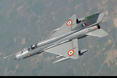 Với sự giuớ đỡ của Israel, 125 chiếc MiG-21 đã được nâng cấp lên chuẩn MiG-21Bis UPG "Bison", Ấn Độ tuyên bố rằng, phiên bản MiG-21Bis nâng cấp này hoàn toàn có thể đối đầu "sòng phẳng" với số F-16 của kình địch Pakistan. Ảnh: MiG-21 của Không quân Ấn Độ - Nguồn: PTI