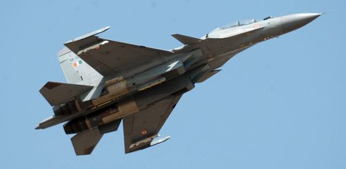 Su-30MKI là tiêm kích át chủ bài quan trọng nhất của Ấn Độ, sau khi Liên Xô tan rã, Trung Quốc đã mua Su-27SK và sau đó mua Su-30MKK, đây cũng là máy bay chiến đấu cấp cao nhất của Nga. Su-27SK và Su-30MKK giúp nâng tầm không quân Trung Quốc và Ấn Độ không thể ngồi yên. Ảnh: Su-30MKI của Không quân Ấn Độ - Nguồn: PTI