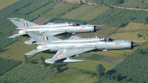 Việc sản xuất MiG-21 tiếp tục cho đến năm 1985 và có tổng cộng 946 chiếc được sản xuất. Trong đó, hơn 100 chiếc đã được hiện đại hóa theo chương trình MiG-21-93 của Nga, được lắp đặt radar điều khiển hỏa lực "Javelin", có khả năng đa nhiệm như đối không, đối đất, chống hạm và có thể sử dụng tên lửa R-27 tầm trung. Ảnh: MiG-21 của lực lượng Không quân Ấn Độ - Nguồn: PTI