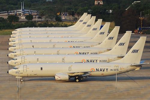 Các máy bay chiến đấu của Nga gần như bị "mờ tắt" ánh đèn sân khấu của giới lãnh đạo Quân đội Ấn Độ. Mặc dù hiện nay máy bay Nga vẫn còn chỗ đứng trong Khư Ấn Độ, nhưng theo đà này, một ngày nào đó, máy bay quân sự phương Tây sẽ là "xương sống" của lực lượng Không quân Ấn Độ. Ảnh: Máy bay tuần thám biển P-8I của Ấn Độ - Nguồn: Boeing
