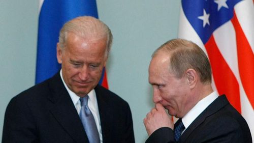 Tổng thống đắc cử Mỹ Joe Biden (trái) và Tổng thống Nga Vladimir Putin. Ảnh: Alexander Zemlianichenko/AP
