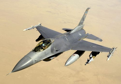 Đứng thứ năm trong top 5 máy bay chiến đấu có thành tích không chiến tốt là F-16 Fighting Falcom của Mỹ. Đây là loại máy bay chiến đấu đa năng hạng nhẹ thế hệ 4, 1 động cơ; được đưa vào hoạt động từ đầu những năm 1980 và là loại chiến đấu cơ thế hệ 4 được sản xuất nhiều nhất (hơn 4.500 chiếc). Hiện nay F-16 vẫn đang được hiện đại hóa và sản xuất với các phiên bản mới. Ảnh: Máy bay chiến đấu F-16 - Nguồn: Wikipedia.